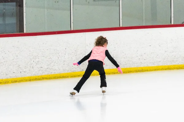 Pequeña Patinadora Practicando Sus Elementos Práctica Patinaje Artístico Matutino —  Fotos de Stock