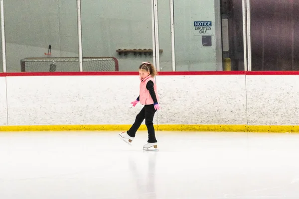 Küçük Patenci Sabah Artistik Patinaj Antrenmanında Elementlerini Çalışıyor — Stok fotoğraf