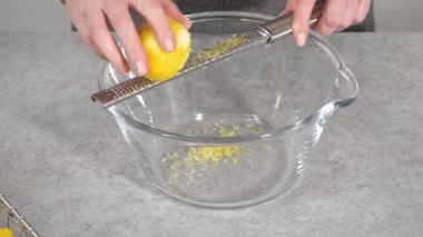 Zaman aşımı. Adım adım. Limonlu kek pişirmek için taze limonlar..