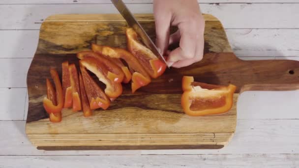 Čas Vypršel Sekání Organické Červené Papriky Dřevěné Řezací Desce — Stock video
