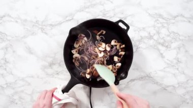 Düz yatıyordu. Ispanak ve jambonlu omlet için mor soğan ve mantar sote..