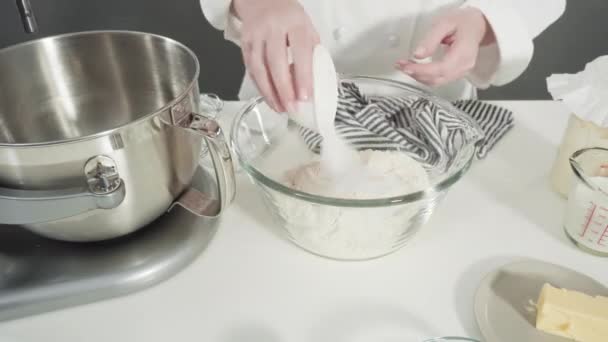 Desfasamento Temporal Misturando Ingredientes Uma Cozinha Misturador Para Assar Rolos — Vídeo de Stock