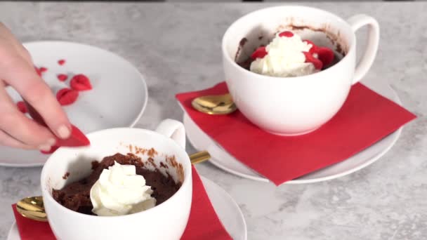 Adım Adım Çırpılmış Krema Çikolata Kalpler Dudaklarla Süslenmiş Çikolatalı Kek — Stok video