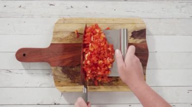 Düz yatıyordu. Ağaç kesme tahtasında organik kırmızı dolma biber kesiyorum..