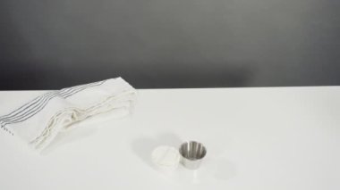 Ev yapımı tarçınlı rulo için cam kasede karışımlar hazırlıyorum..