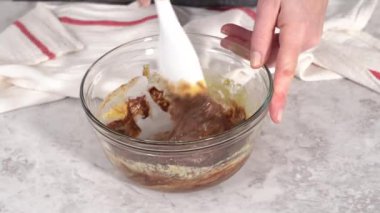 Adım adım. Çikolatalı kek hazırlamak için bardakları karıştırıyorum..