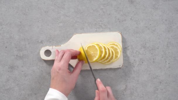 Плоский Лежал Шаг Шагом Нарезание Органических Лимонных Клиньев Белой Тарелке — стоковое видео