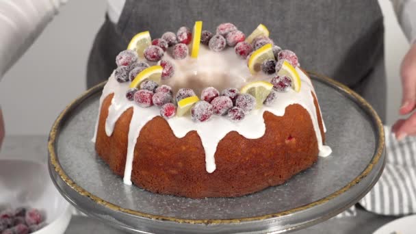 차근차근 레몬크랜 베리를 장식하는 케이크에 설탕크랜 베리와 쐐기를 케이크 받침대 — 비디오