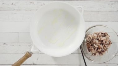 Düz yatıyordu. Kızartma tavasında sotelenmiş organik bebek mantarlar..