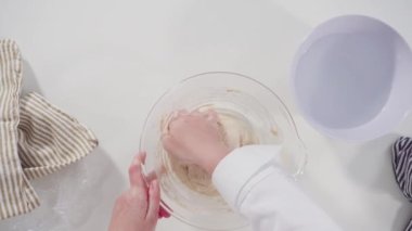 Düz yatıyordu. Tarçınlı rulo pişirmek için elle hamur örüyorum..