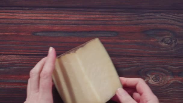 Koyu Ahşap Arka Planda Büyük Bir Parça Yumuşak Sviçre Peyniri — Stok video