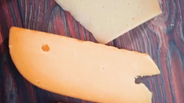 Kaba Ahşap Arka Planda Büyük Gurme Peynirleri — Stok video