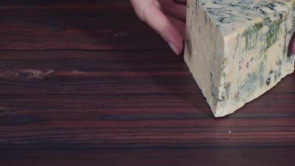 Grand Coin Fromage Bleu Sur Fond Bois Foncé — Video