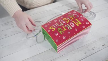 Adım adım. Ev yapımı şekerleme ve kurabiyeleri Noel hediyesi kutusuna koymak.