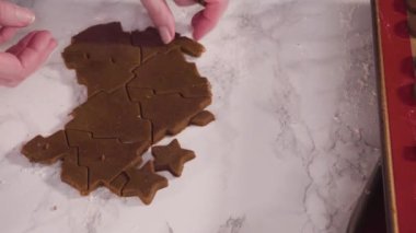 Adım adım. Zencefilli kurabiye hamurundan Noel kurabiyeleriyle şekiller kesiyorum..