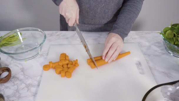 Curring Légumes Sur Une Planche Découper Blanche Pour Faire Cuire — Video