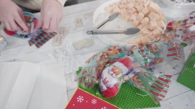 Adım adım. Ev yapımı şekerleme paketleri küçük hediye paketlerine konuyor..