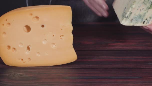 Große Keile Von Gourmetkäse Auf Rustikalem Holz Hintergrund — Stockvideo