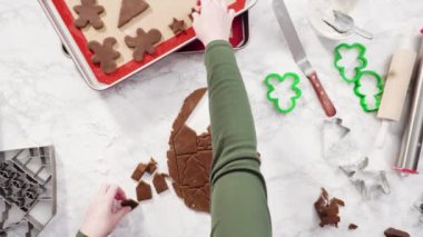 Düz yatıyordu. Adım adım. Zencefilli kurabiye hamurundan Noel kurabiyeleriyle şekiller kesiyorum..