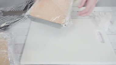 Adım adım. Beyaz bir kesme tahtasıyla ev yapımı şekerleme kesiyorum..