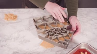 Adım adım. Şekerli kurabiye hamurundan Noel kurabiyeleriyle şekiller kesiyorum..