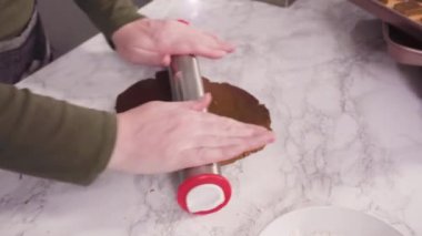 Adım adım. Noel kurabiyesi pişirmek için zencefilli kurabiye hamuru yuvarlıyorum..