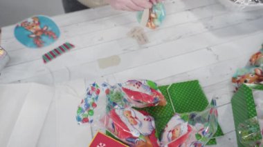 Adım adım. Ev yapımı macadamia şekerlemesi küçük hediye paketlerine konuyor..