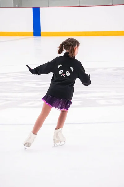 Menina Praticando Antes Sua Competição Patinação Artística Pista Gelo Interior — Fotografia de Stock