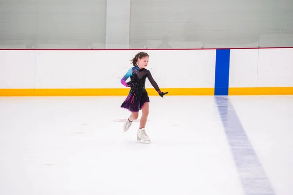 Menina Praticando Antes Sua Competição Patinação Artística Pista Gelo Interior — Fotografia de Stock