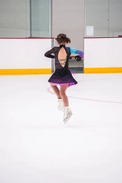 Menina Praticando Antes Sua Competição Patinação Artística Pista Gelo Interior — Fotografia de Stock