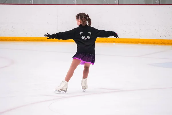 Menina Praticando Antes Sua Competição Patinação Artística Pista Gelo Interior — Fotografia de Stock