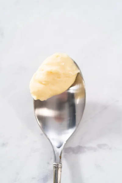 クリームチーズ充填用バンドケーキで小さなガラス瓶 — ストック写真