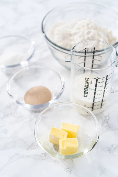 Zutaten Zum Backen Von Brioche Brötchen Auf Dem Küchentisch — Stockfoto