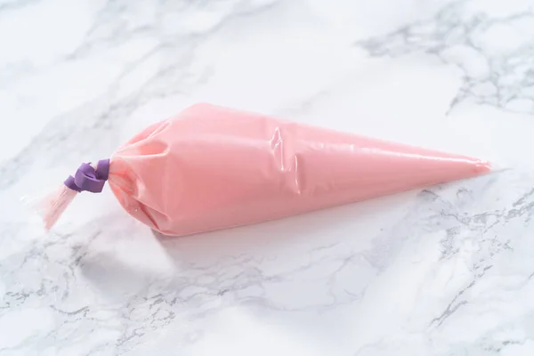 Chocolate Rosa Derretido Saco Tubulação Pronto Para Drizzling — Fotografia de Stock