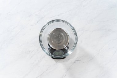 Düz yatıyordu. Fırında pişmiş patates. Mutfak terazisinde cam bir kasede çiğ patates ölçüyorum..