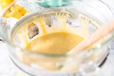 Bardakta limonlu kek hamuru.