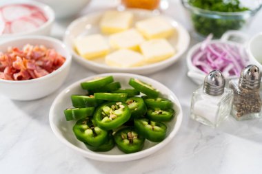 Fırında pişmiş patates. Fırında patatesleri servis etmek için küçük kaselerde garnitürler..