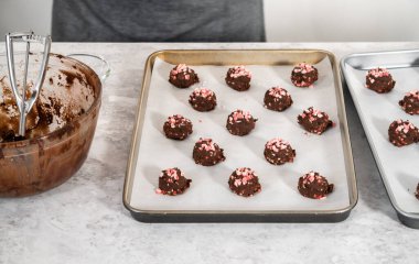 Çikolatalı kurabiye hamuru ve hamur kepçesiyle naneli kurabiye pişirmek..