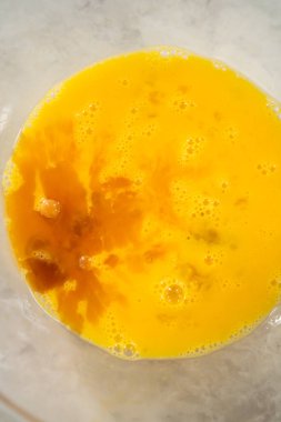 Çikolatalı kurabiyeleri naneli cipsle karıştırmak için büyük bir bardaktaki malzemeleri karıştırıyorum..