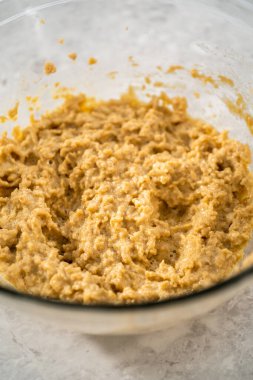 Büyük bir bardaktaki malzemeleri mutfak mikseriyle karıştırıp çikolatalı kurabiyeleri naneli cipsle pişirmek..