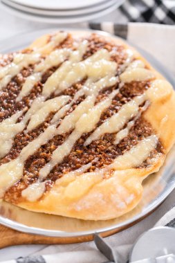 Krem peynirli taze tarçınlı tatlı pizza..