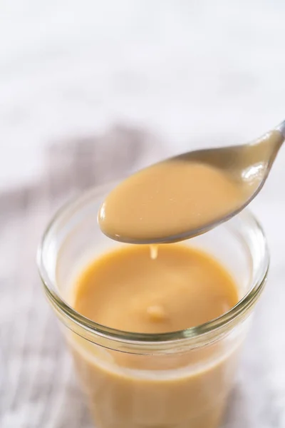 Zelfgemaakte Toffee Glazuur Een Glazen Pot Het Aanrecht — Stockfoto