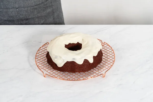 Pouring Cream Cheese Glaze Freshly Baked Red Velvet Bundt Cake — Stock Photo, Image