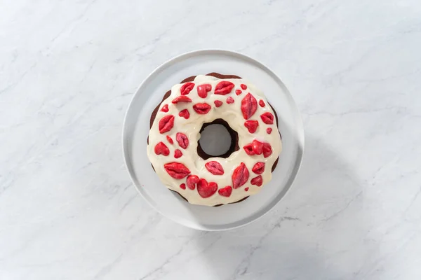 Flat Lay Decorating Red Velvet Bundt Cake Chocolate Lips Hearts — Fotografia de Stock