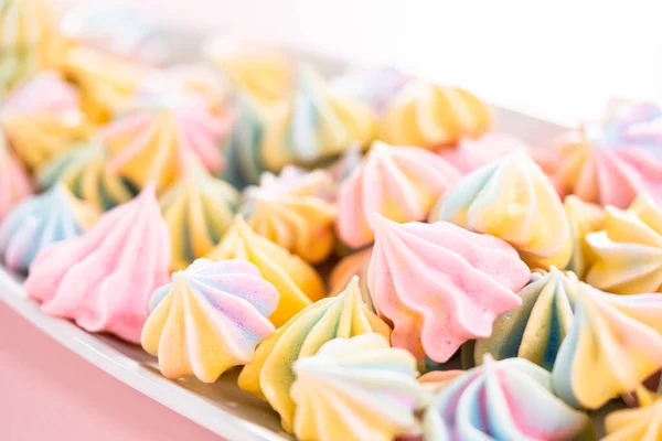 Meerkleurige Eenhoorn Meringue Koekjes Een Witte Serveerplaat — Stockfoto