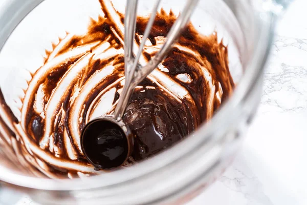 Bakar Chokladmuffins Scooping Choklad Muffins Smet Cupcake Pan — Stockfoto