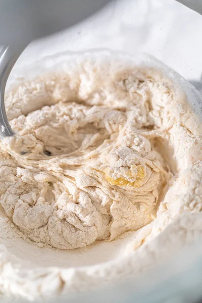 Zutaten Einer Großen Glasschüssel Pizzateig Vermischen — Stockfoto