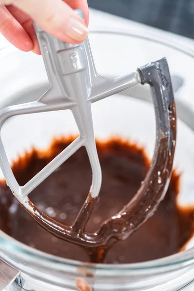 믹서로 초콜릿 육감을 튀기는 — 스톡 사진