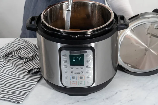 Pressure Cooker Cartofi Coapte Poking Cartofi Gătiti Cuțit Pentru Pregăti — Fotografie, imagine de stoc