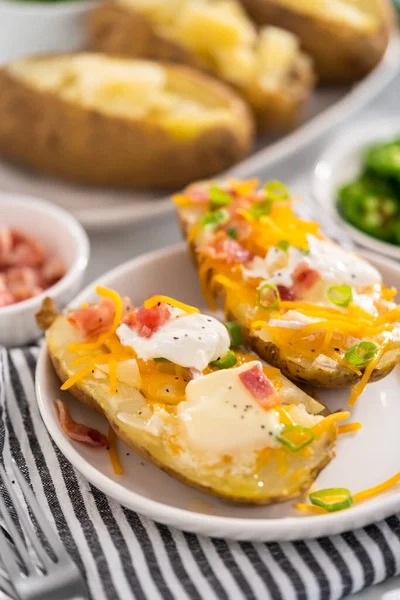 Tryckkokare Bakad Potatis Garnerade Stora Bakade Potatis Med Smör Gräddfil — Stockfoto